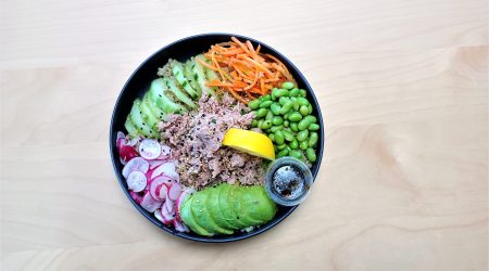 Poke bowl quinoa, thon, concombre, carotte, radis, avocat, edamame, sésame, sauce soja/citron/sésame